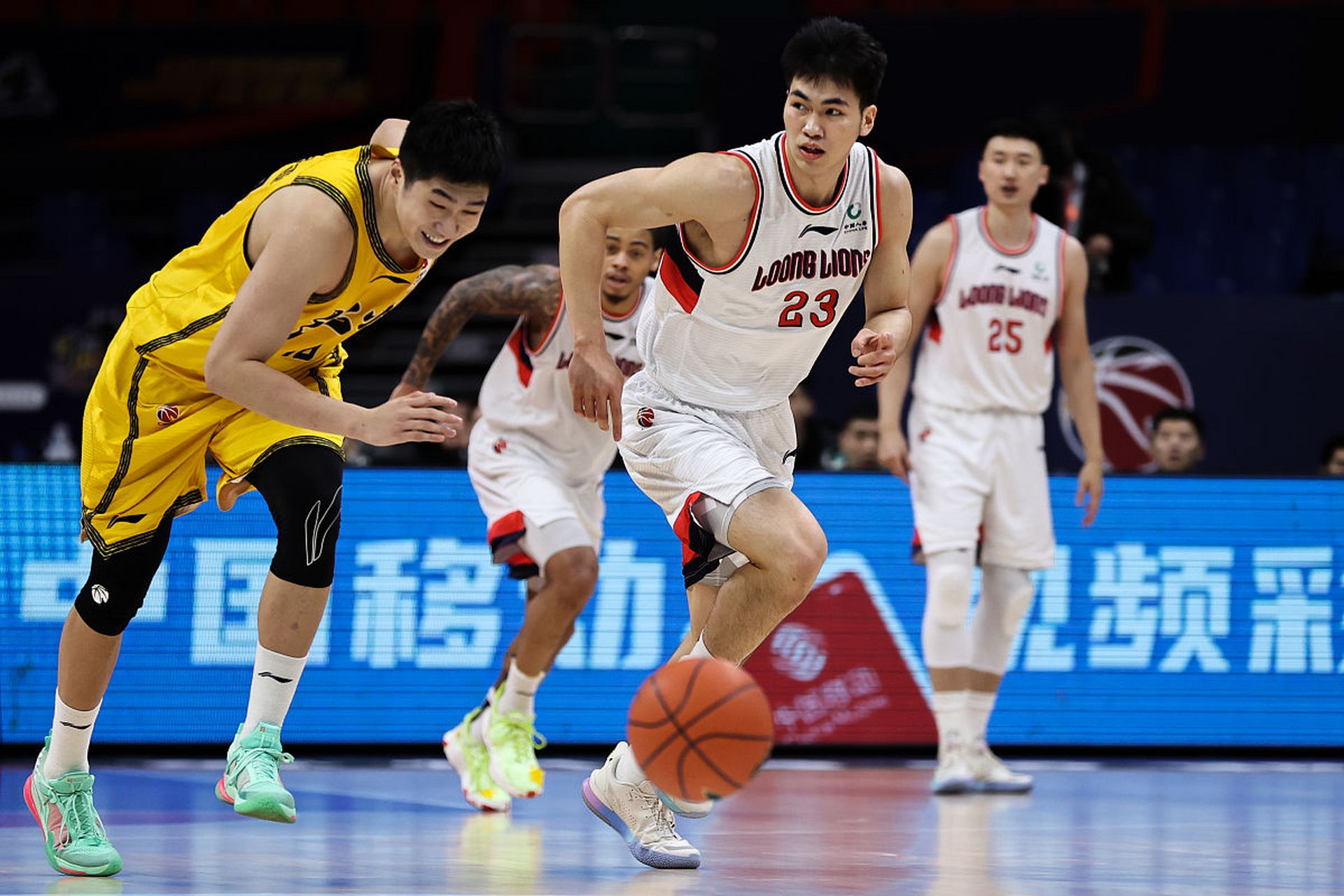 CBA比赛获胜球队士气高涨(cba联赛如火如荼,随着比赛场次的密集)