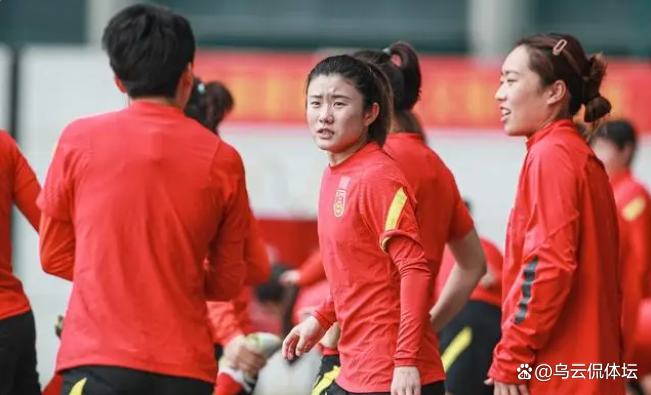 国家女足队员在比赛中展示出团队精神 国家女足队员在比赛中展示出团队精神