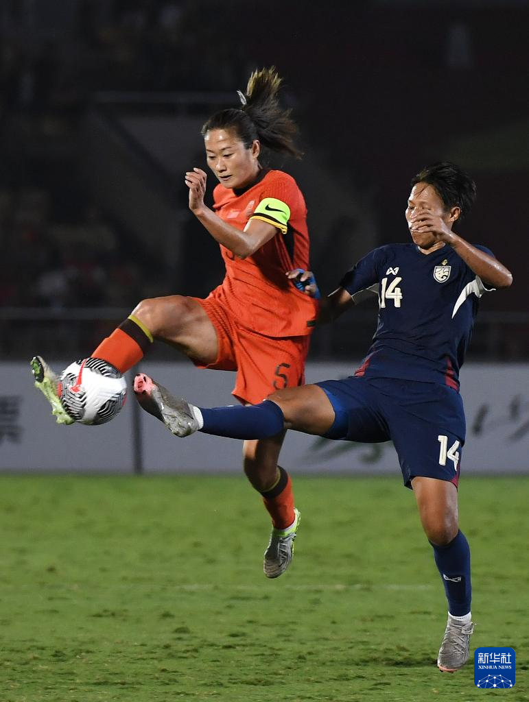 od体育亚洲官网-女子足球运动员在比赛中获得胜利