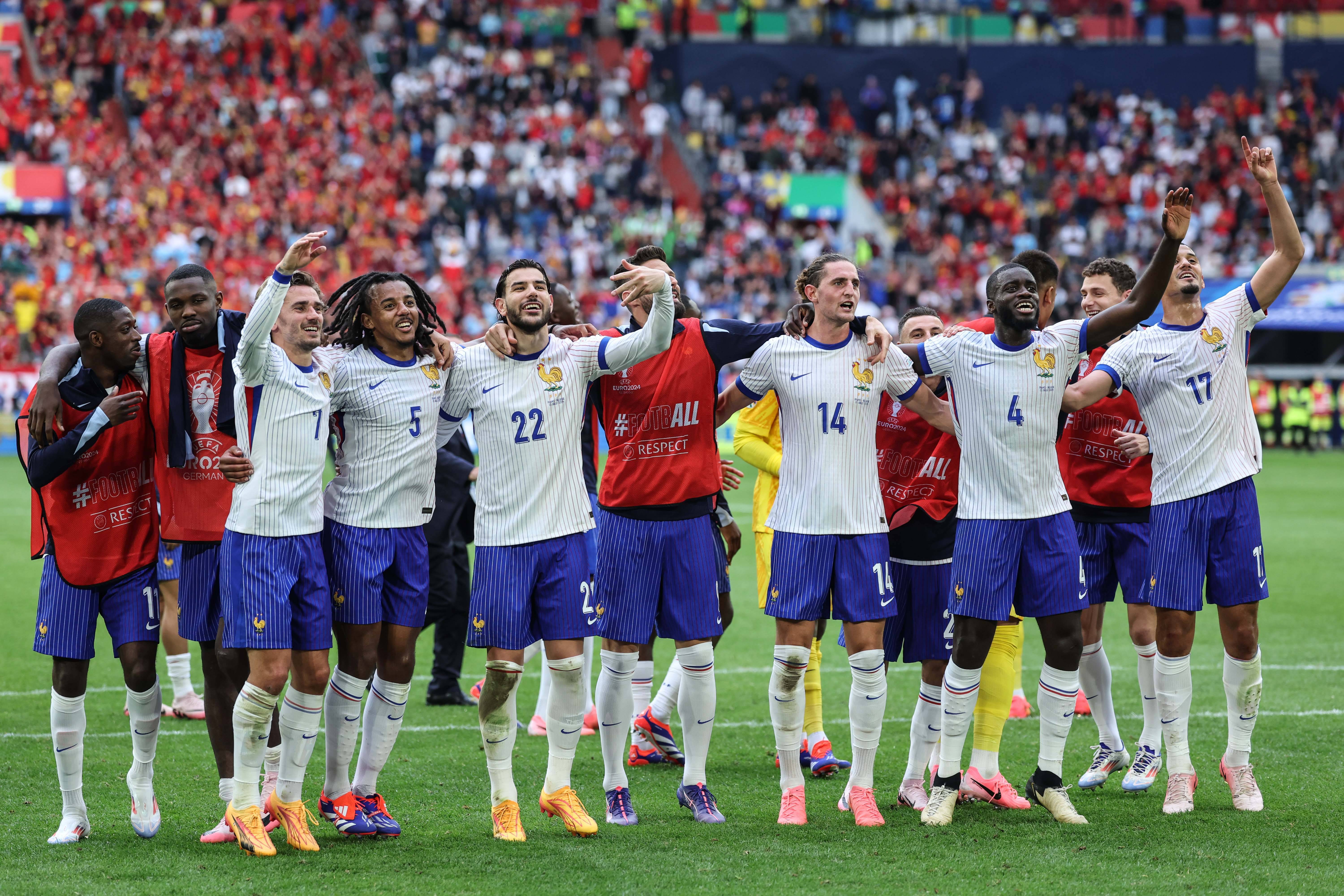 欧国联联赛中的惊险战役中展开 欧国联联赛中的惊险战役中展开