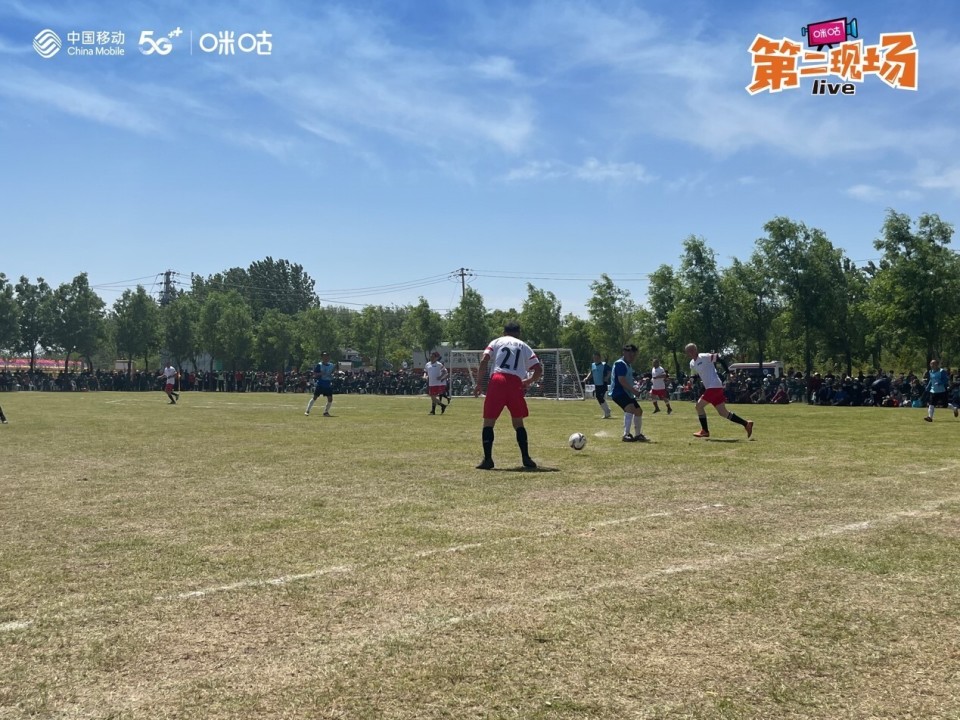 足球赛场热闹非凡,球员实力逐渐显现 足球赛场热闹非凡,球员实力逐渐显现