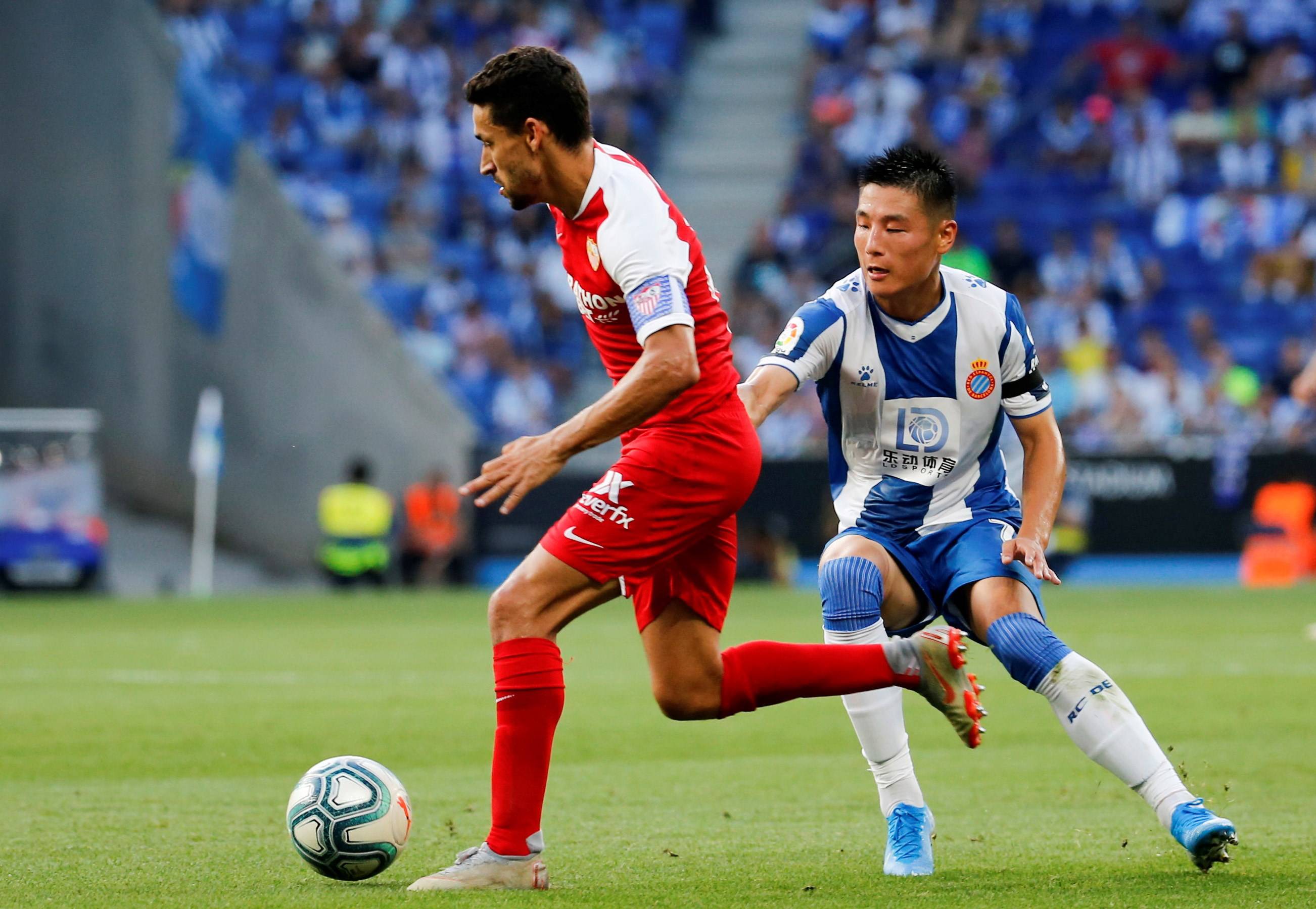 关于西班牙人中场组织失利，球员积极自我调整的信息