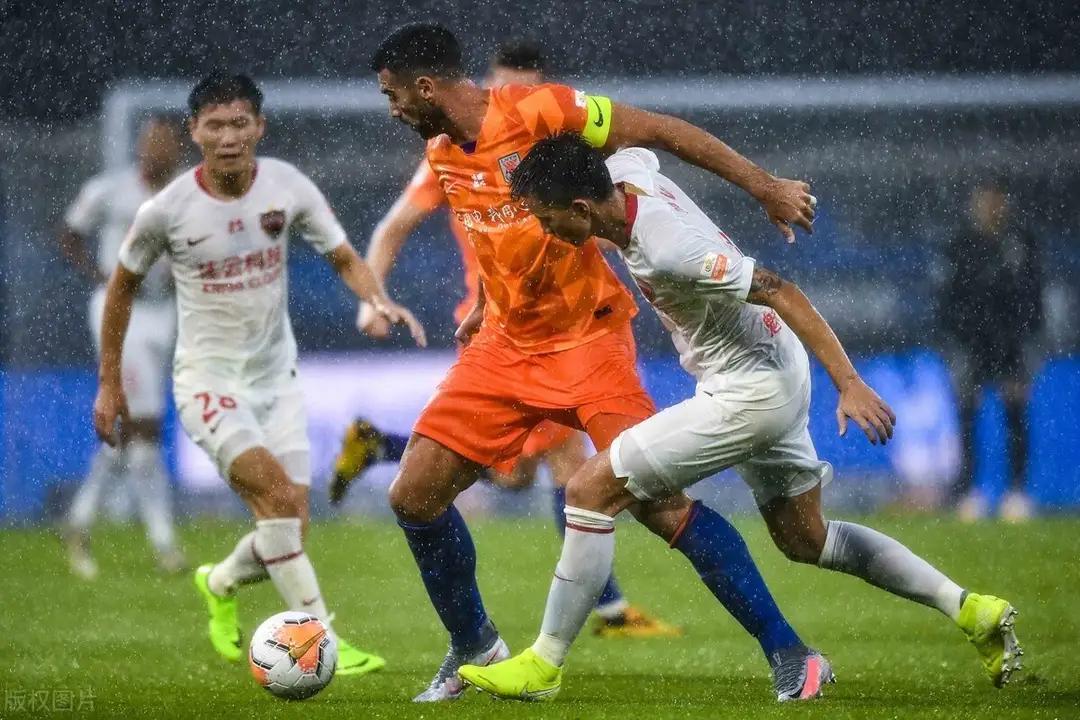 包含恒大主场胜鲁能，稳守积分榜榜首位置的词条